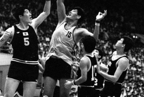 “The Iron Pillar of Chinese Basketball: Mu Tiezhu (穆铁柱), the 7’5 Giant Who Outscored NBA Champions”
