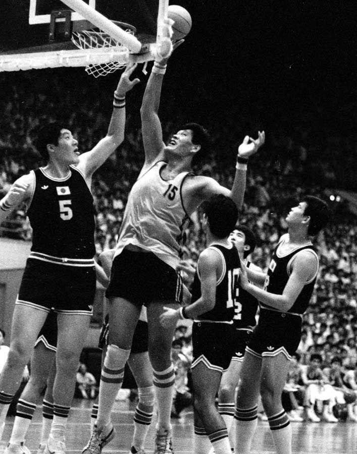 “The Iron Pillar of Chinese Basketball: Mu Tiezhu (穆铁柱), the 7’5 Giant Who Outscored NBA Champions”