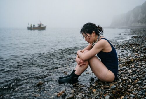 游过海峡之后，她游回了平凡